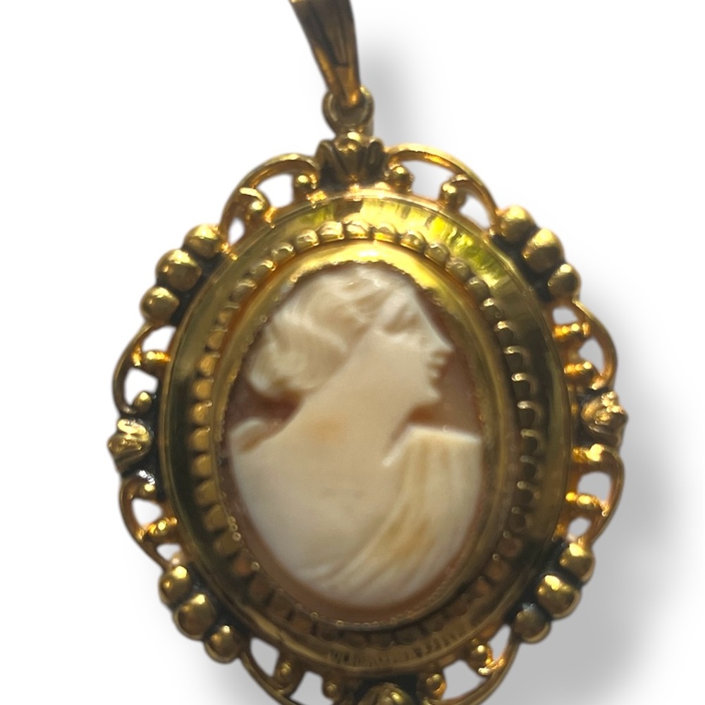 Elegant Vintage Gold-tone Cameo Pendant